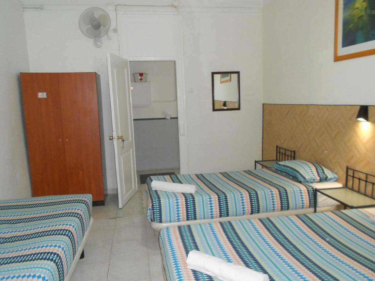 Crescent Hostel *