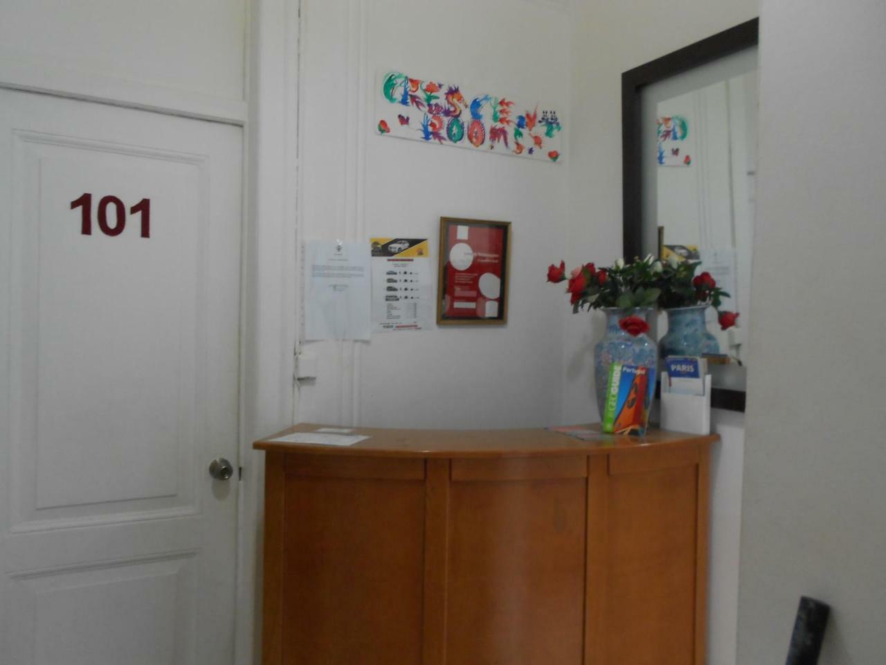 Crescent Hostel *